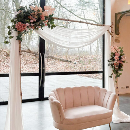 Hoekbloemstuk backdrop roze